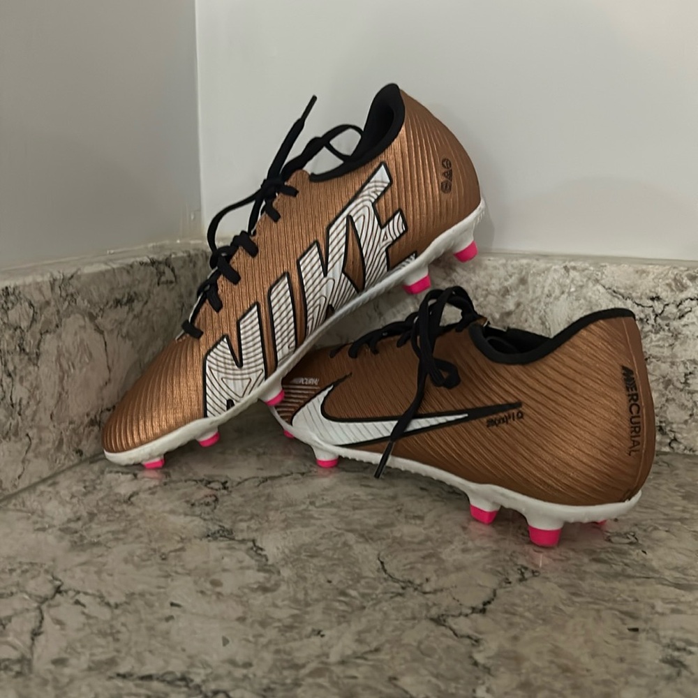 Size 6.5 Nike Soccer cleats